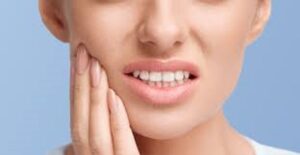 Μπορούμε να αυτοθεραπεύομαστε από εντονο πρήξιμο από το δόντι, από απόστημα, ουλίτιδα και κάθε φλεγμονή στα δόντια και τα ούλα ξεμπλοκάροντας τον μεσημβρινό του παχέως εντέρου. 1