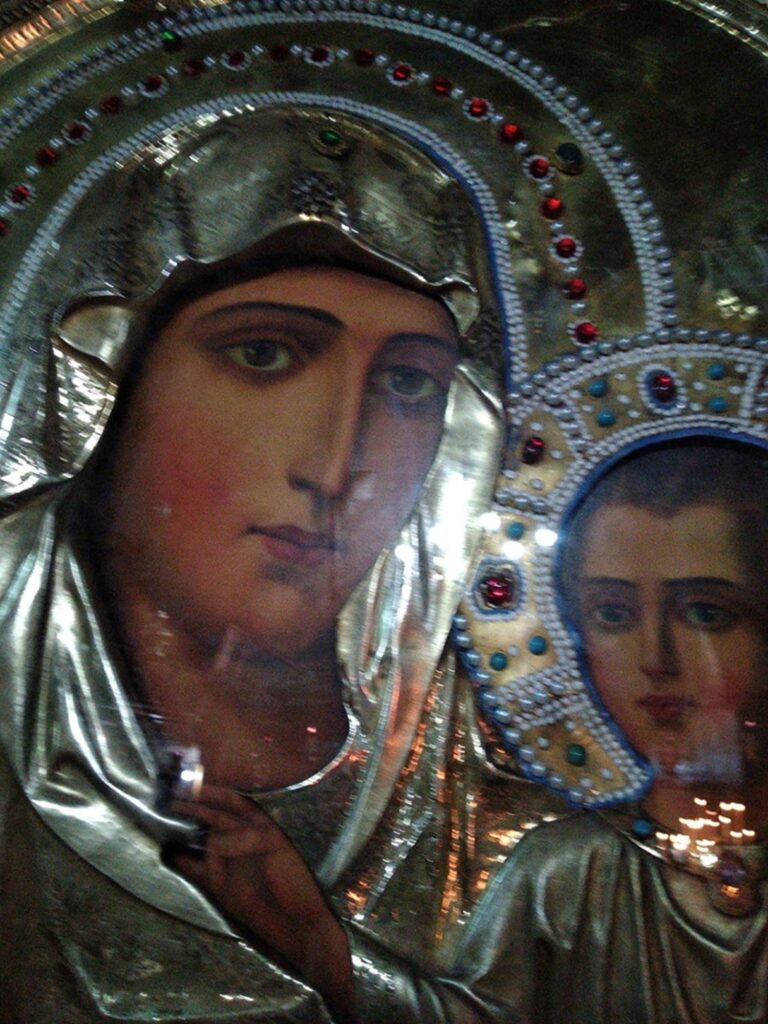 Η Υπεραγία Θεοτόκος είναι η πύλη της σωτηρίας μας, η σκέπη του κόσμου, μεσολαβεί για να ενωθούμε με το Θεό 12